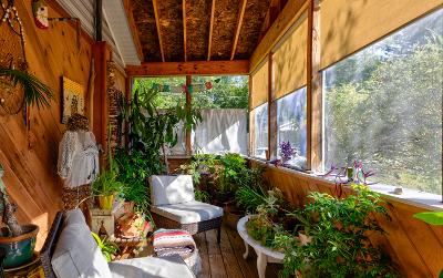 28 Henry Street, Julie & Co. Realty