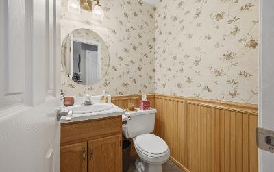 4 Wilshire Boulevard, Julie & Co. Realty