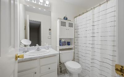 4 Wilshire Boulevard, Julie & Co. Realty