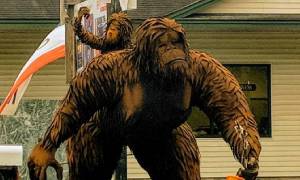 bigfoot statue with baby bigfoot on its back