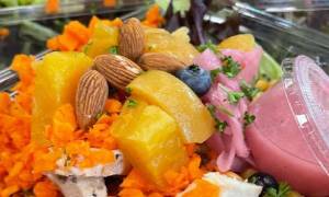salad with mangos and almonds